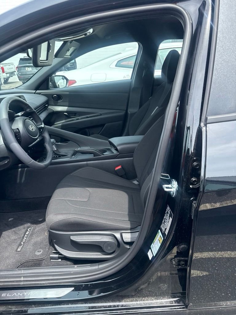 Used 2026 Black Hyundai SEL Sport image 4
