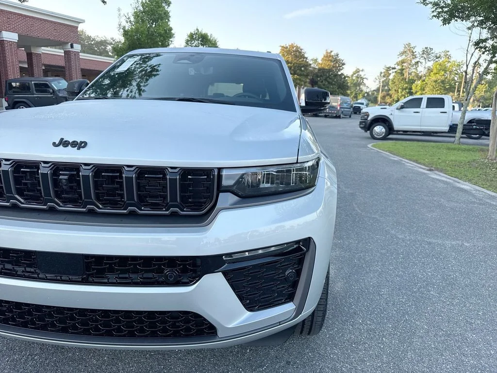 New 2026 Silver Zynith Exterior Paint Jeep Limited image 10