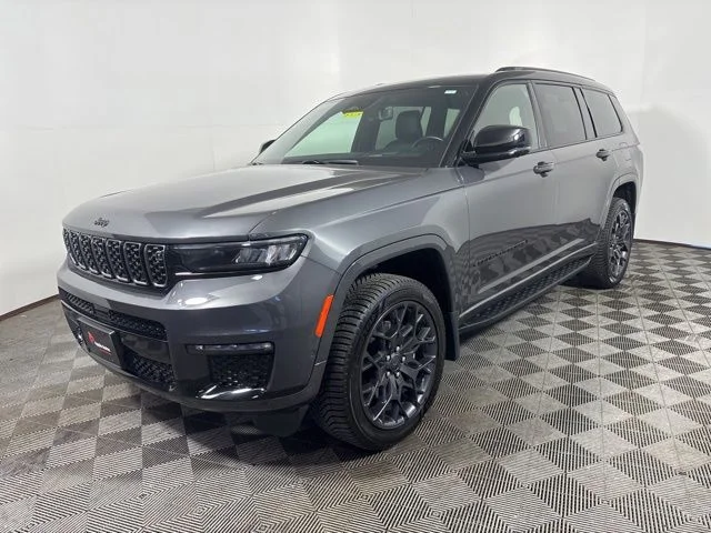 Used 2023 Gray Jeep Summit image 3