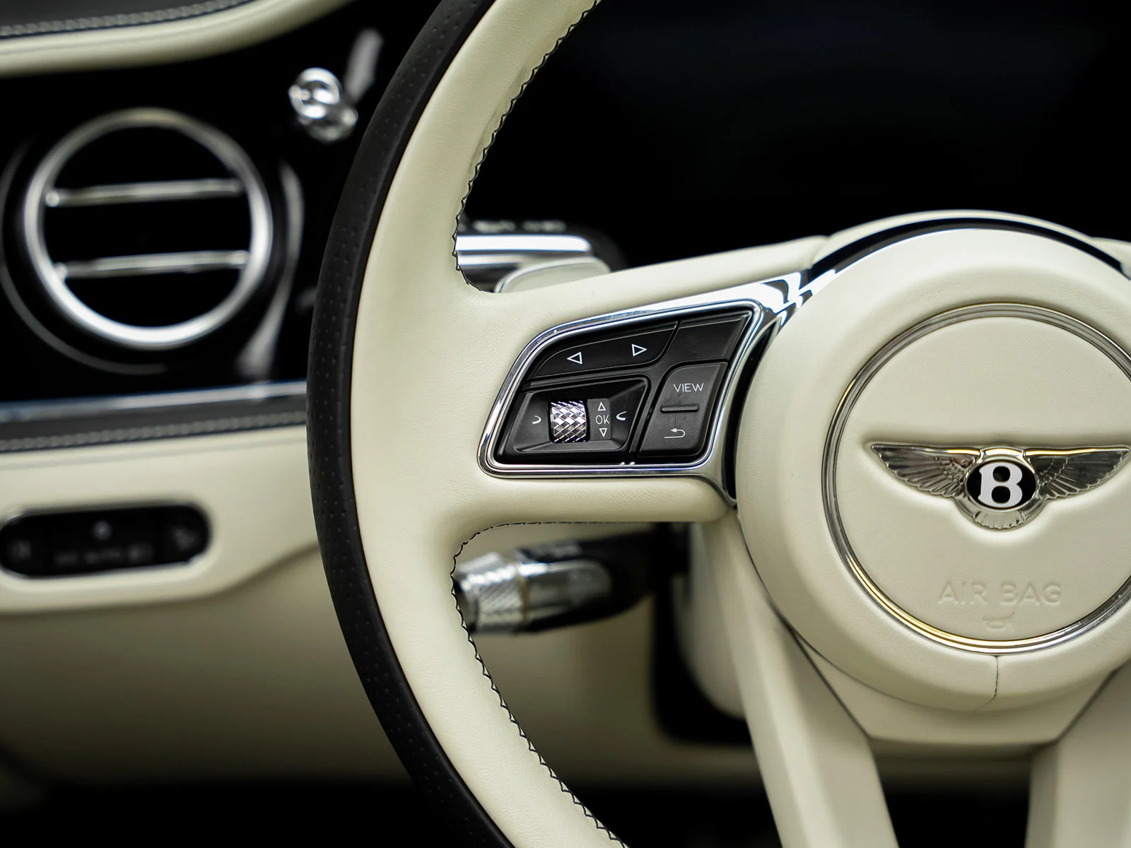 Used 2022 White Bentley  image 42