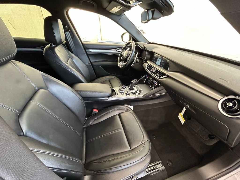 New 2025 Moonlight Gray Metallic Exterior Paint Alfa Romeo Base image 12