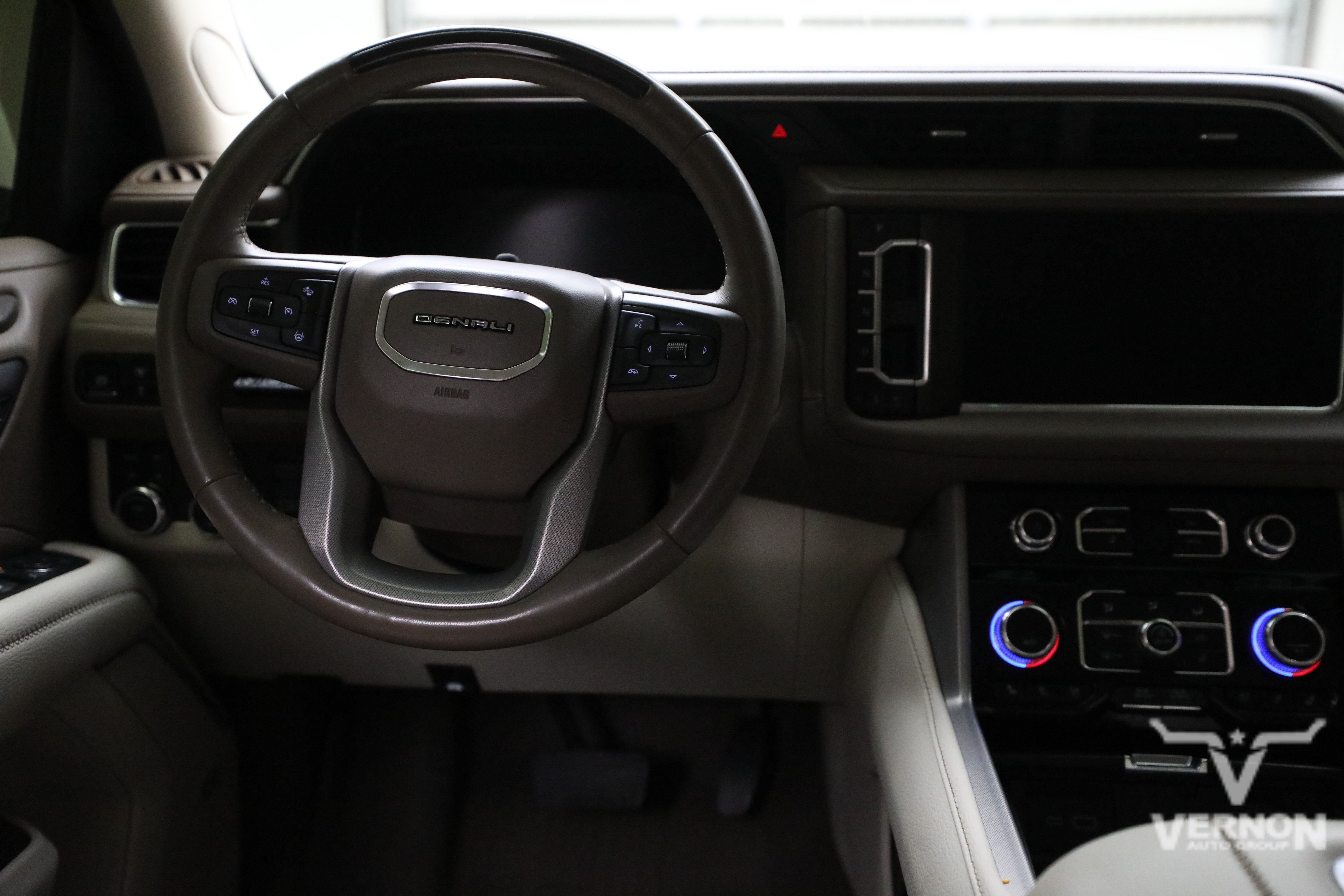 Used 2024 White Frost Tricoat GMC Y image 8