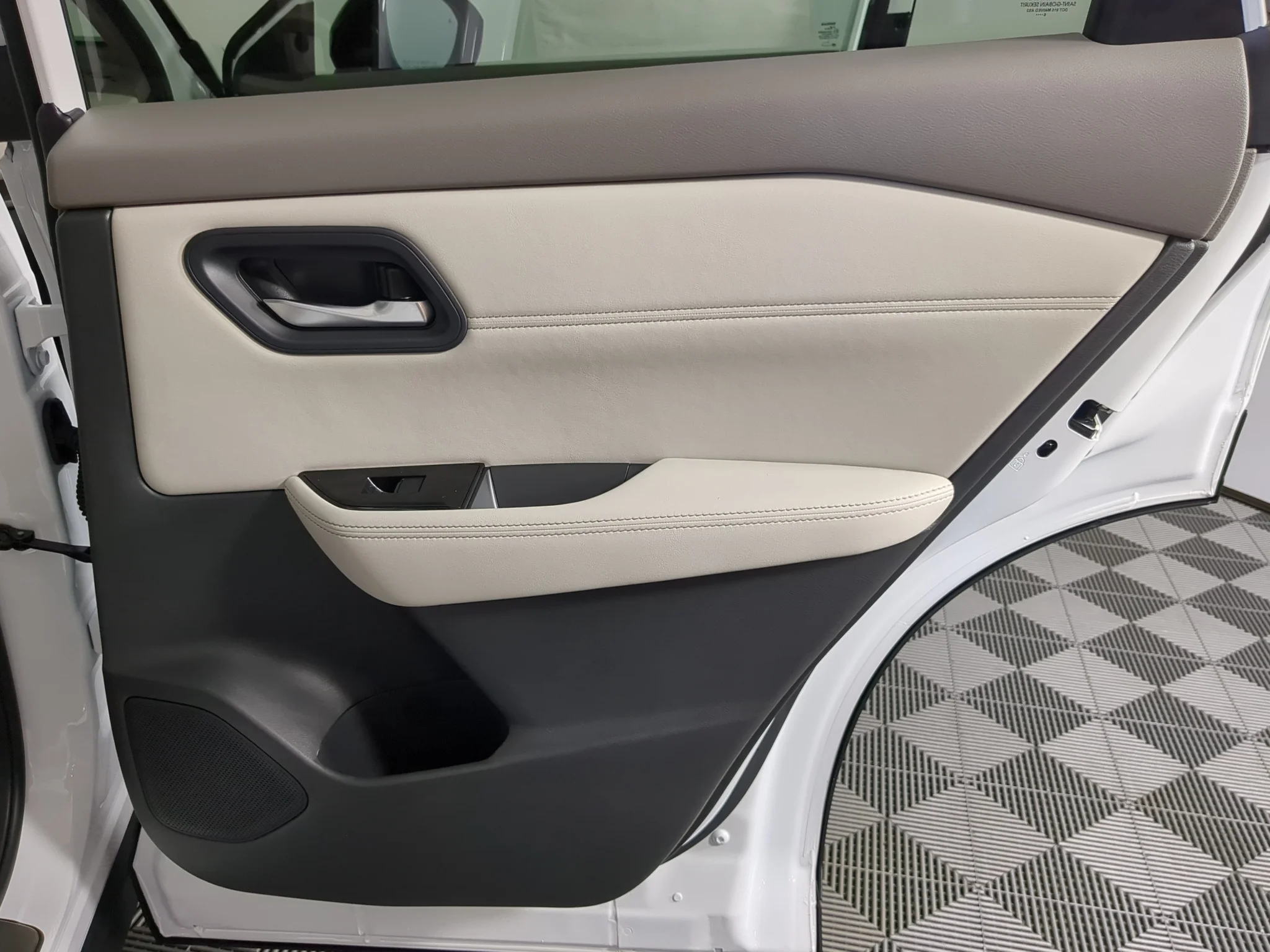 New 2027 Everest White Pearl Tricoat Nissan SV image 23
