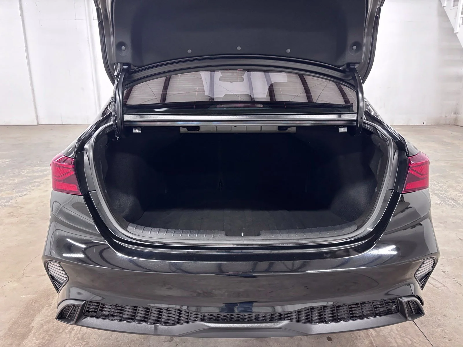 Used 2022 Black Kia LXS image 26