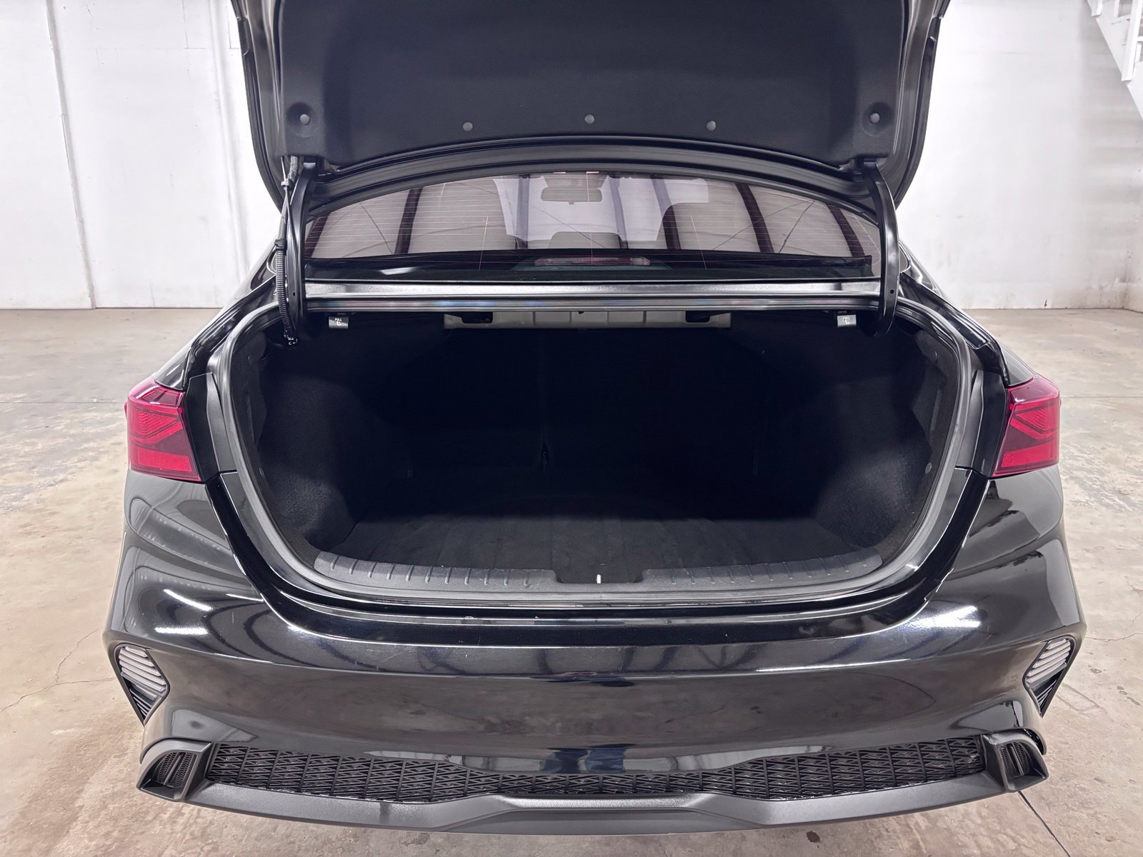Used 2022 Black Kia LXS image 26