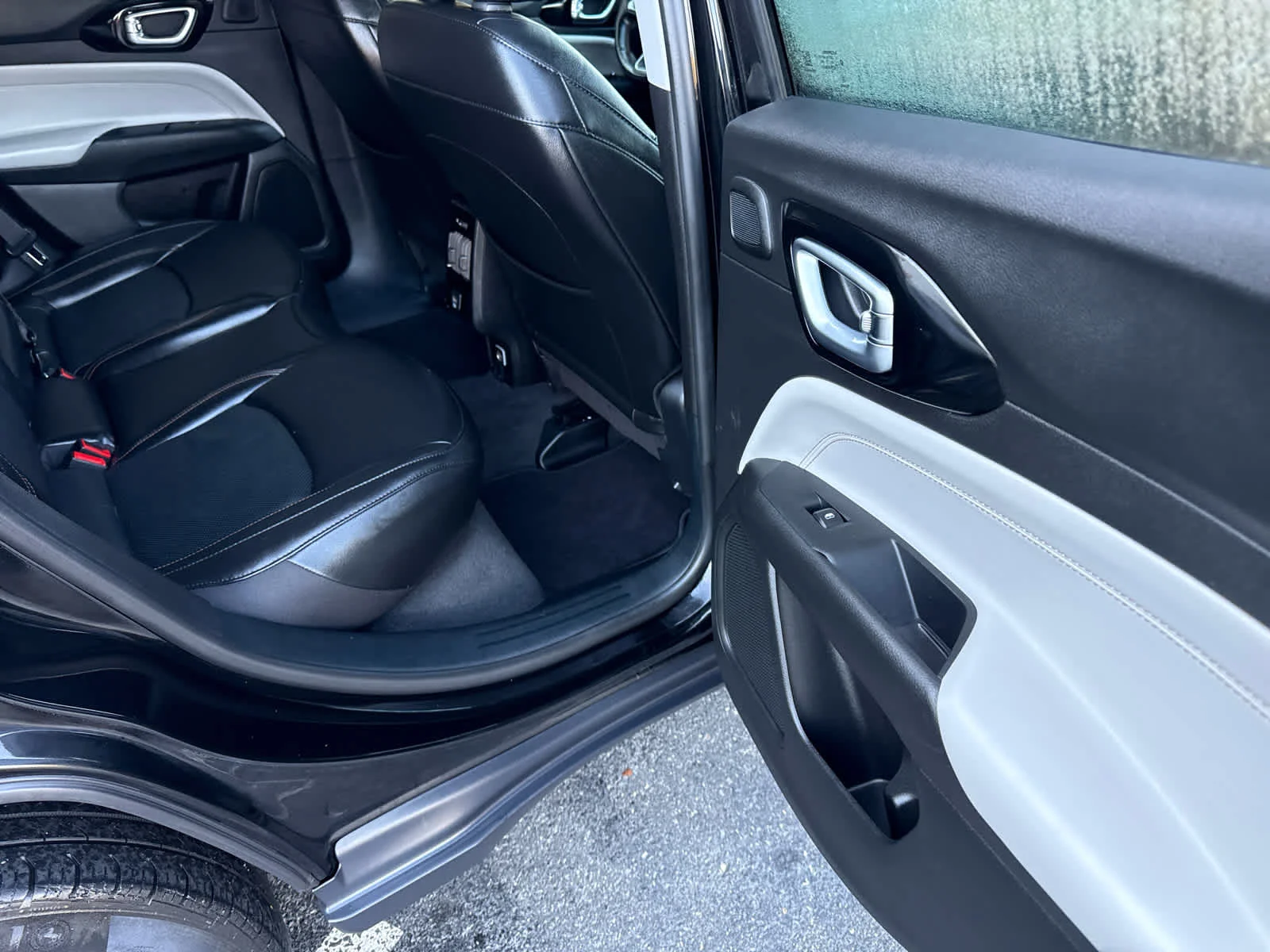 Used 2022 Diamond Black Crystal Pearlcoat Jeep Limited image 17