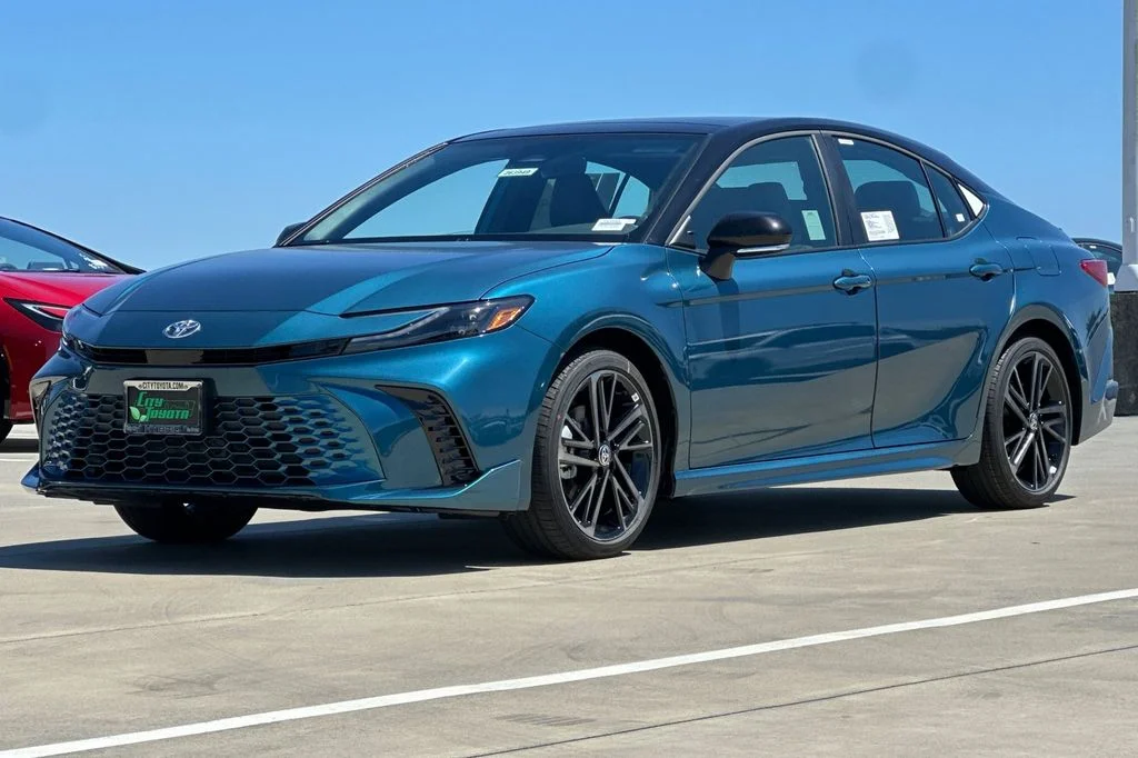 New 2026 Ocean Gem with Midnight Black Metallic roof <sup>1</sup> Toyota  XSE image 8