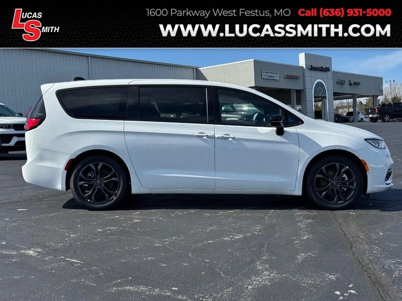 2026 Chrysler Pacifica Select's photo