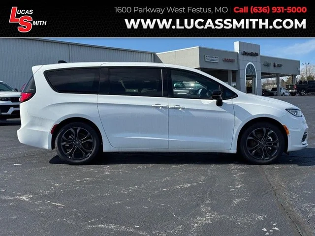 2026 Chrysler Pacifica Select