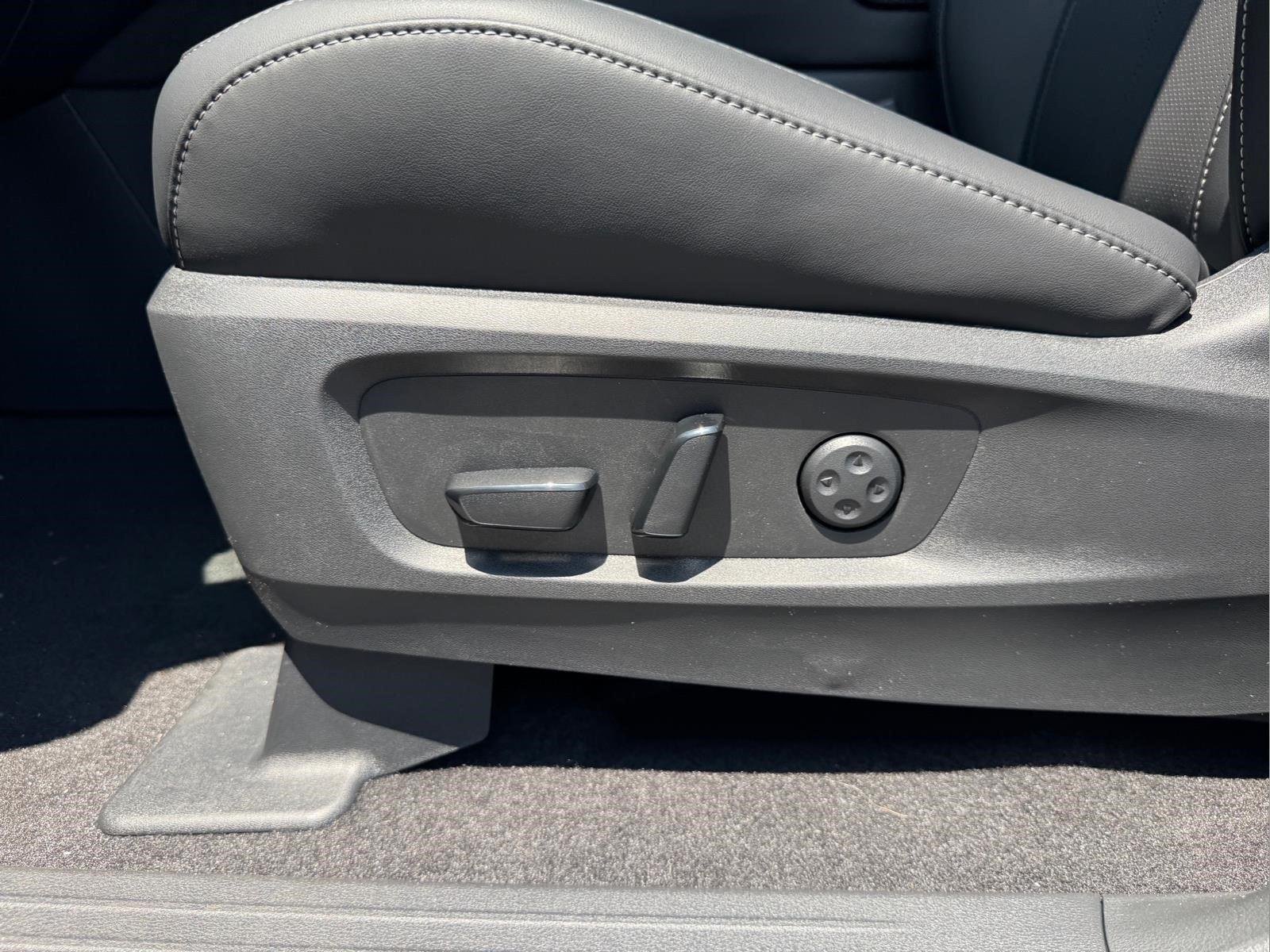 New 2027 GRAPHITE SHADOW INFINITI Luxe FWD image 21