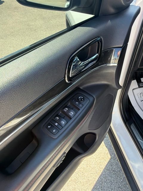 Used 2021 White Jeep Trailhawk image 16