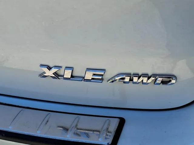 Used 2014  Toyota XLE V6 image 8