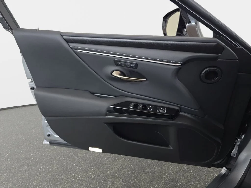 Used 2025 Silver Lexus 300h image 25