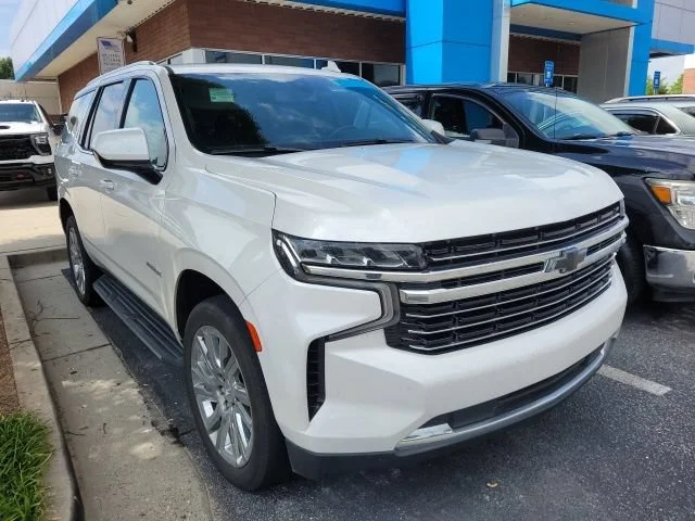Used 2021 IRIDESCENT PEARL TRICOAT Chevrolet LT image 1