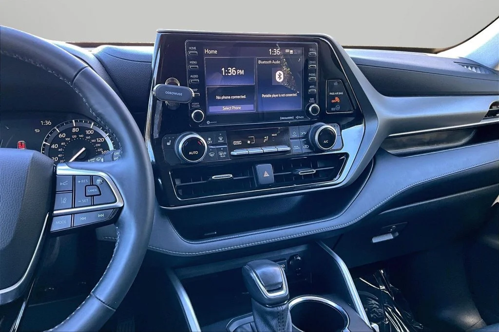 Used 2021 Silver Toyota XLE image 9