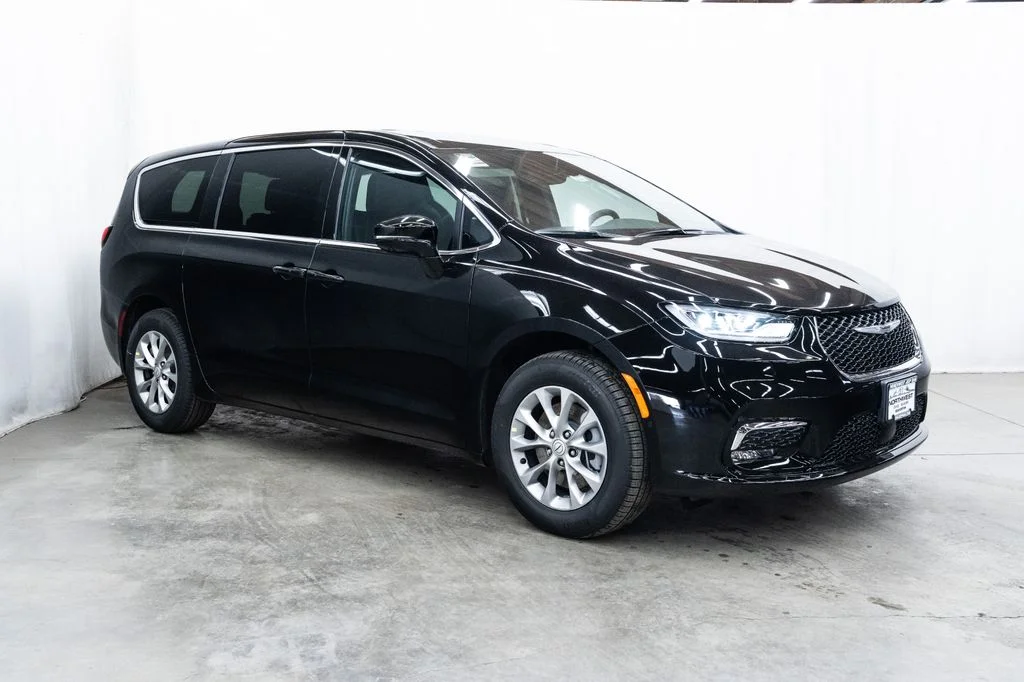 2026 Chrysler Pacifica Select AWD's photo