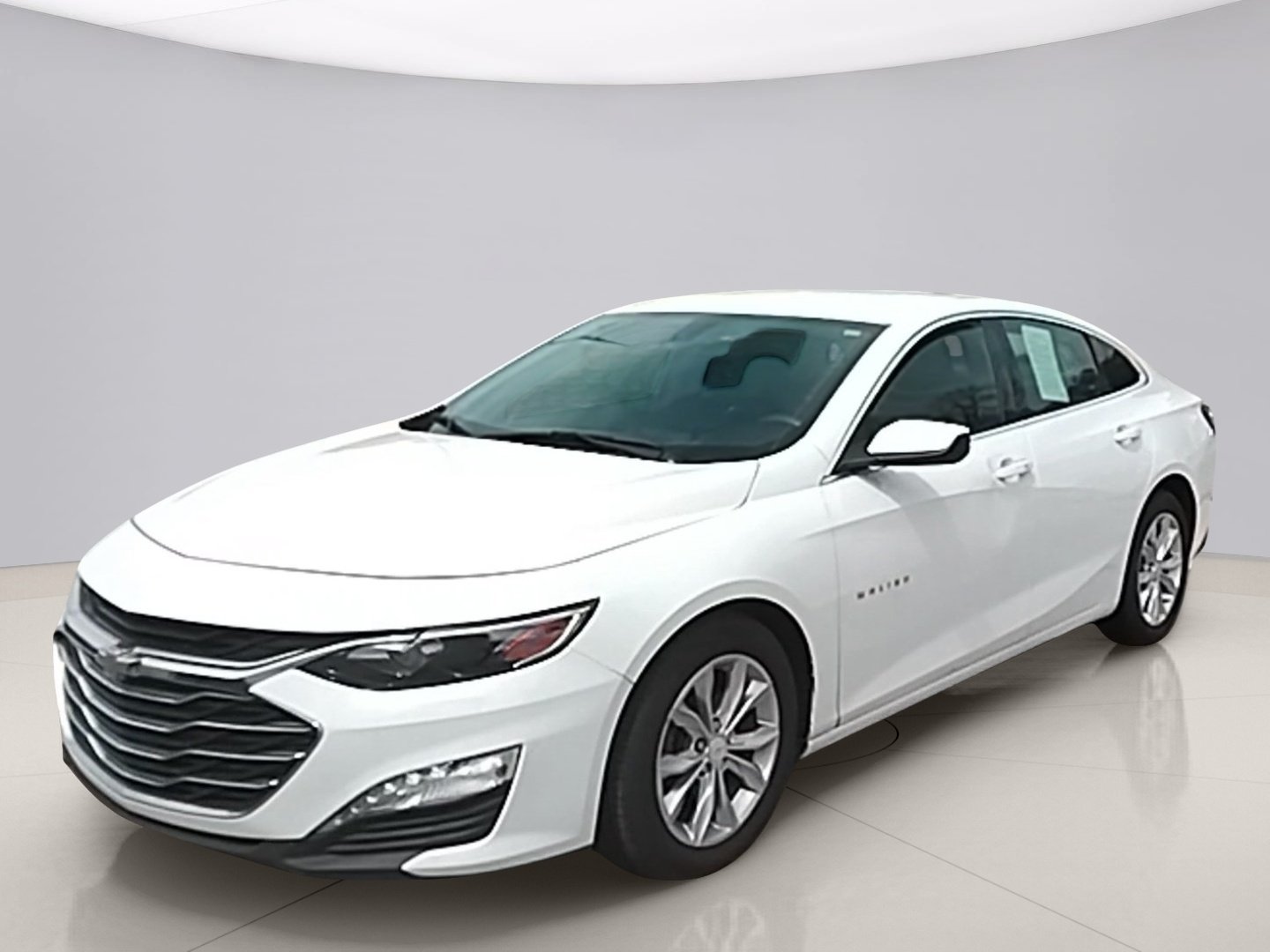 Used 2019 White Chevrolet  image 1