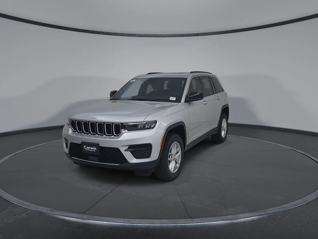 New 2026 Silver Zynith Exterior Paint Jeep Laredo X image 6