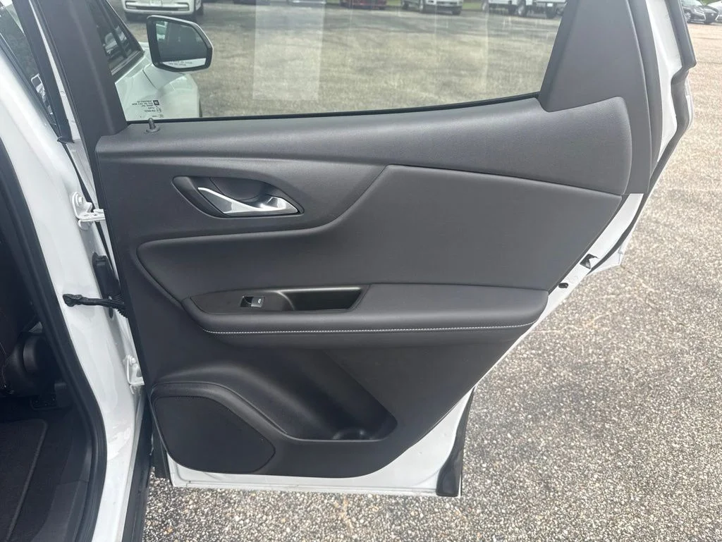 Used 2025 White Chevrolet LT image 25