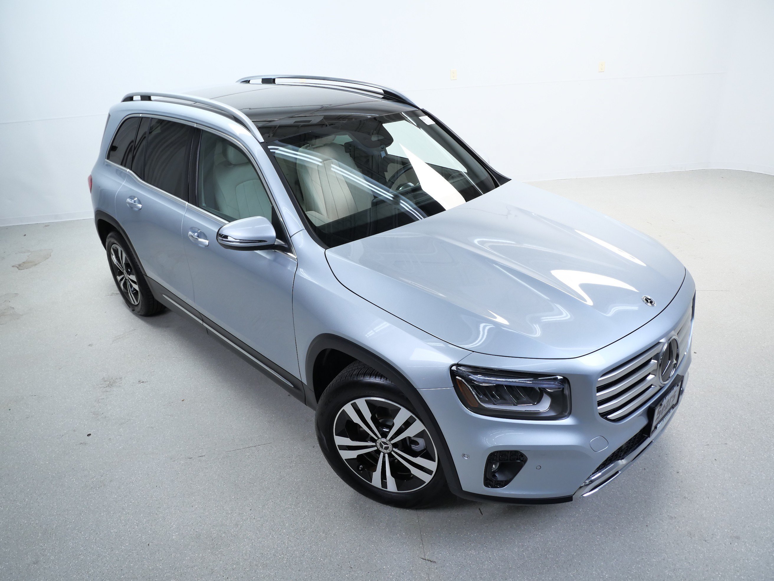 Used 2026 Cirrus Silver Metallic Mercedes-Benz GLB 250 image 4