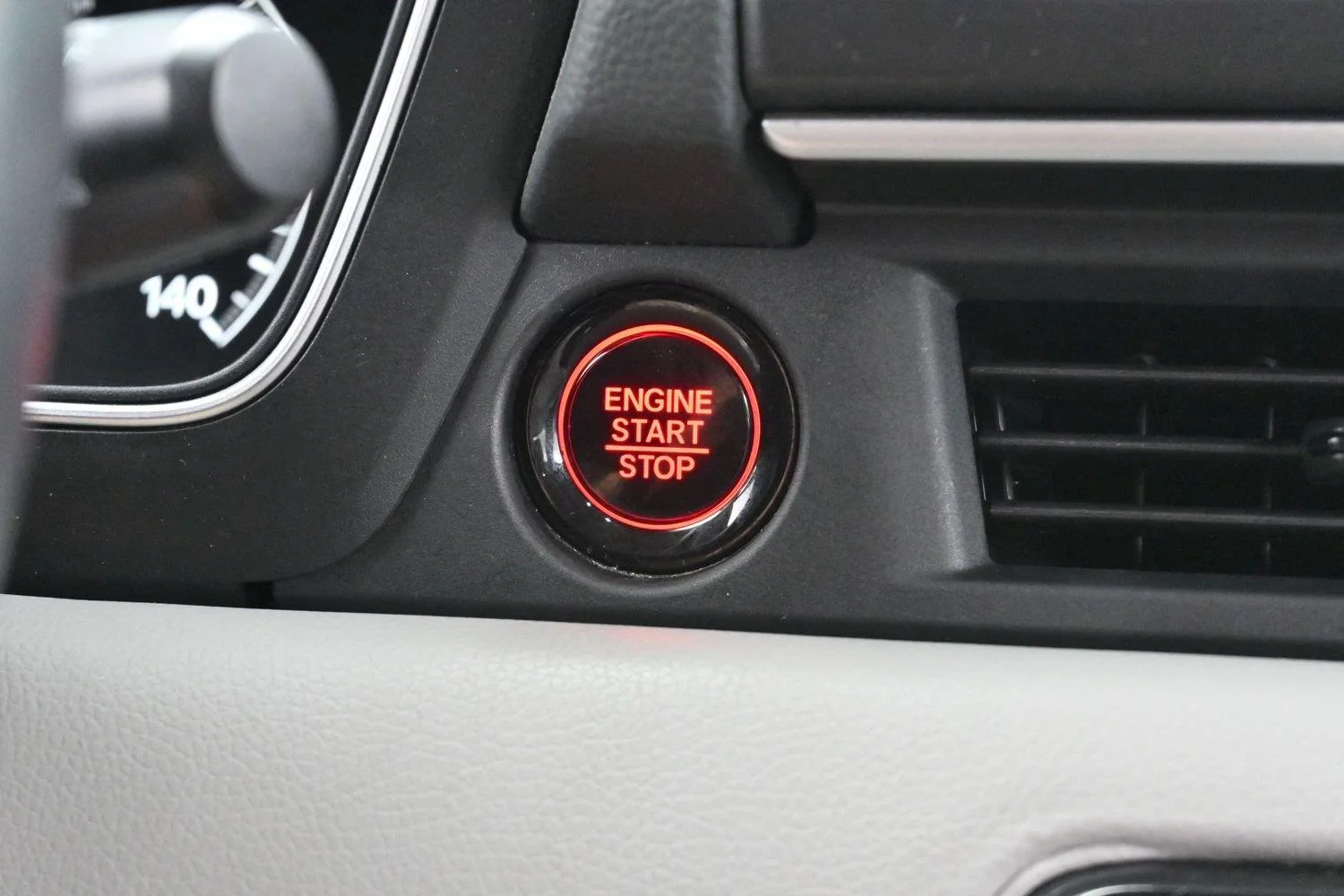 Used 2024 Lunar Silver Metallic Honda EX-L 7 Passenger image 31