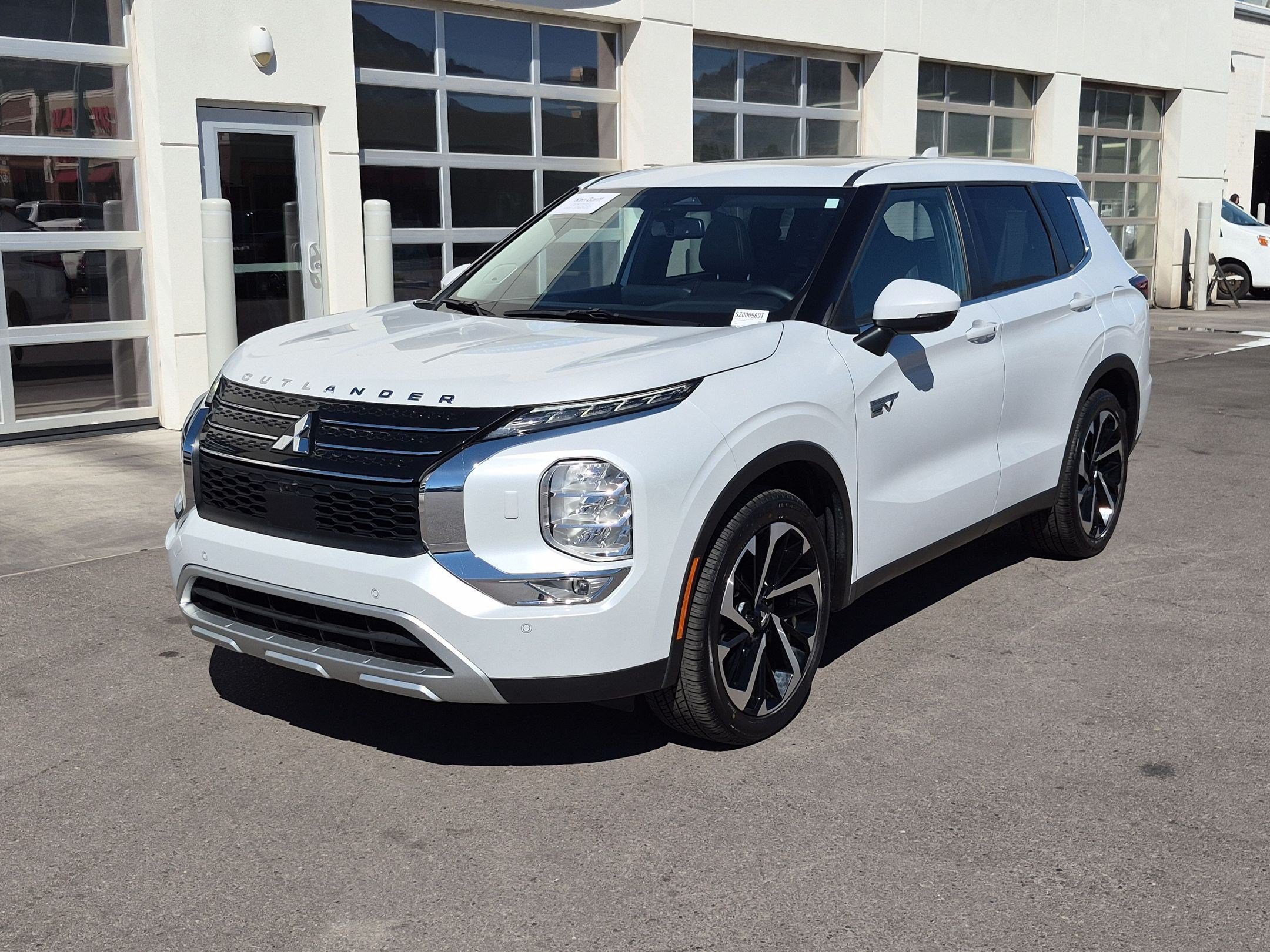 Used 2025 White Mitsubishi SE image 8
