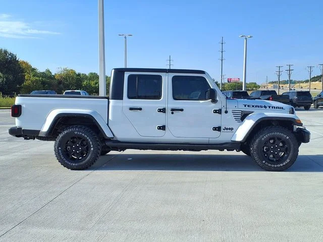 Used 2023 White Jeep Texas Trail image 7