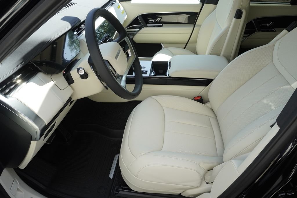 New 2026 Santorini Black Land Rover SE image 18
