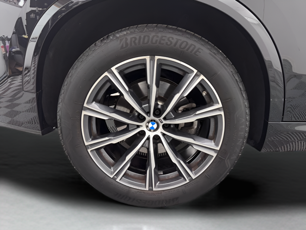 Used 2026 Black Sapphire Metallic BMW xDrive40i M Sport image 37