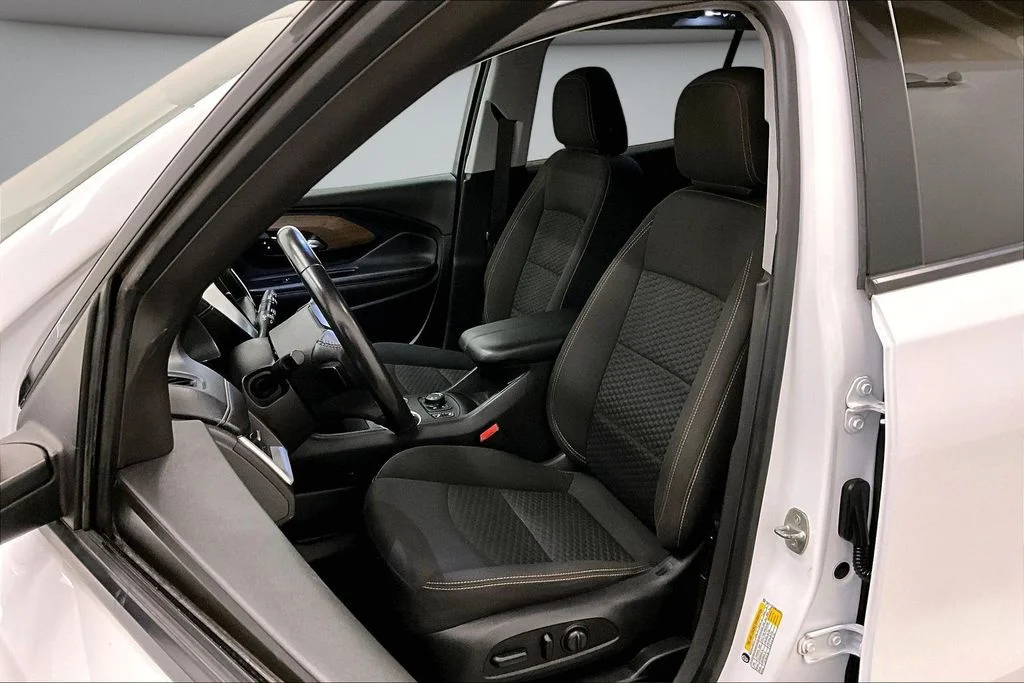 Used 2021 White GMC SLE image 21