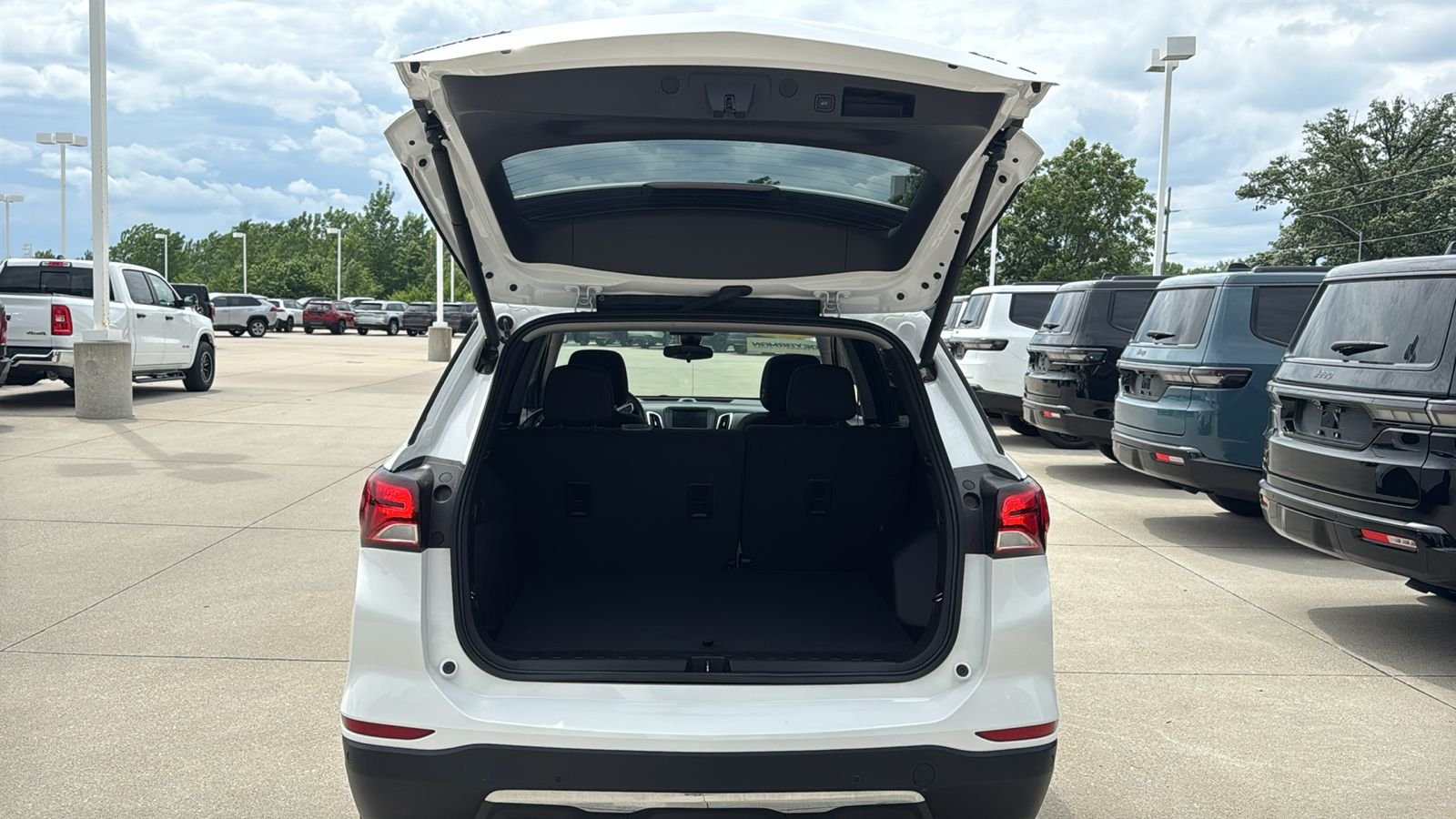Used 2022 White Chevrolet LT image 14
