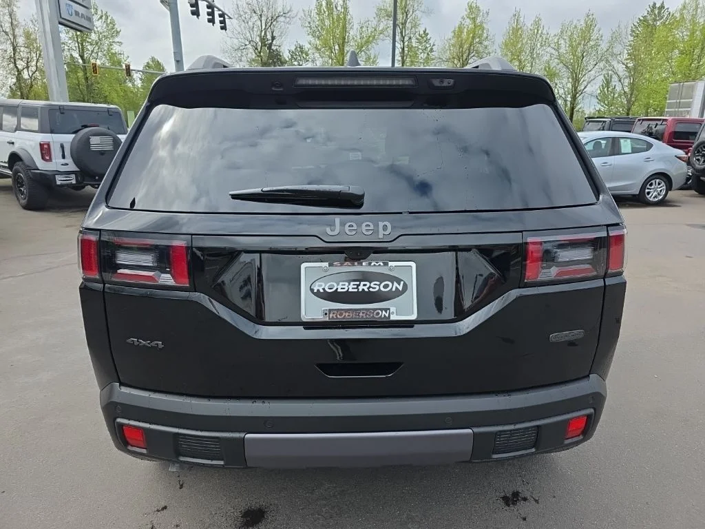New 2026 Diamond Black Crystal Pearl-Coat Exterior Paint Jeep Overland image 4