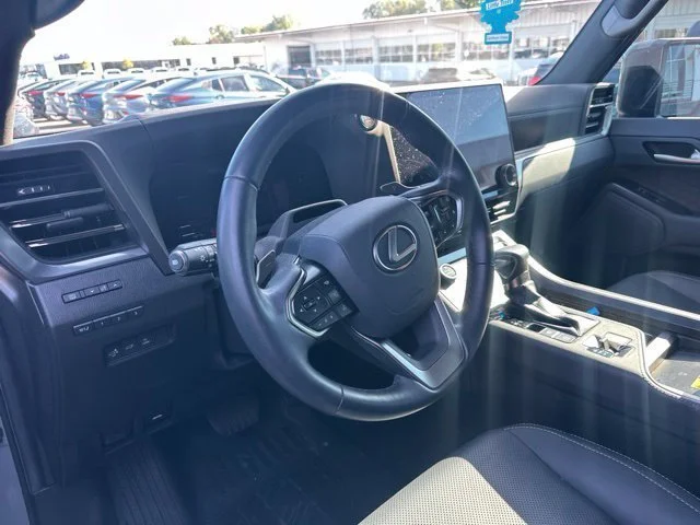 Used 2024  Lexus 550 Premium+ image 18