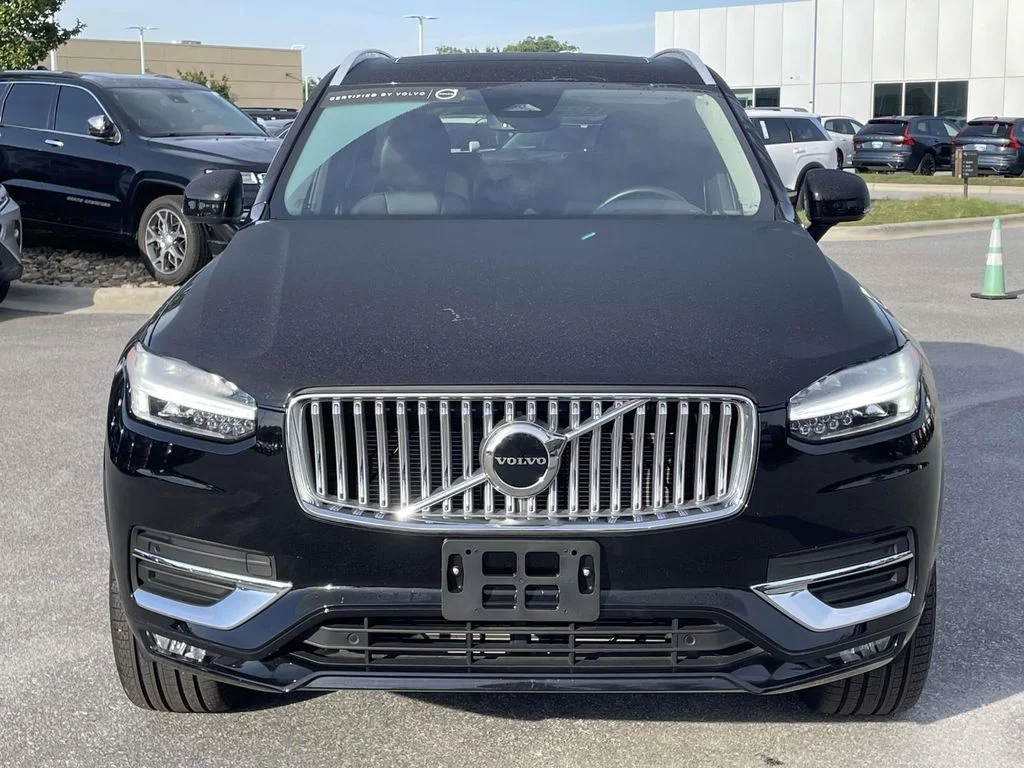 Used 2025 Onyx Black Metallic Volvo Core image 23