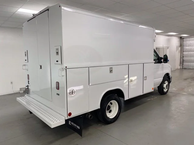New 2025 Oxford White Ford E-350 SRW image 26