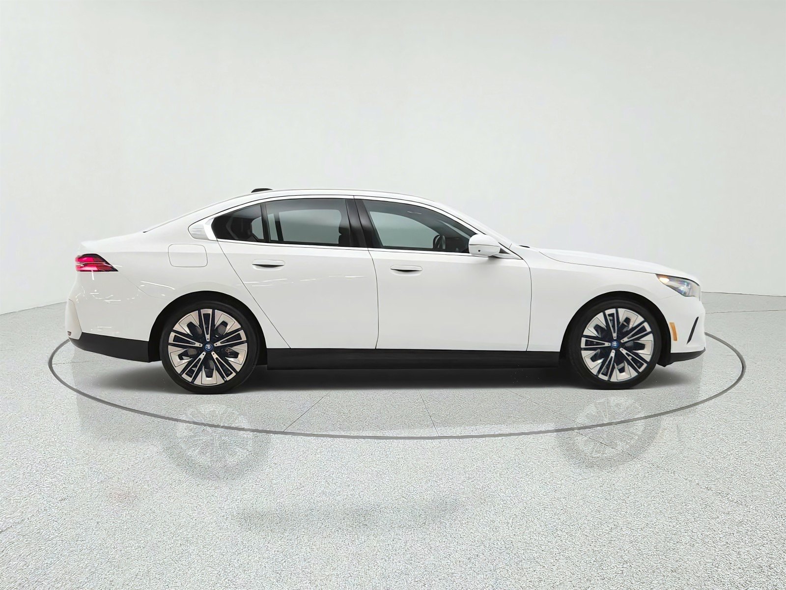 Used 2025 Alpine White BMW xDrive40 image 4