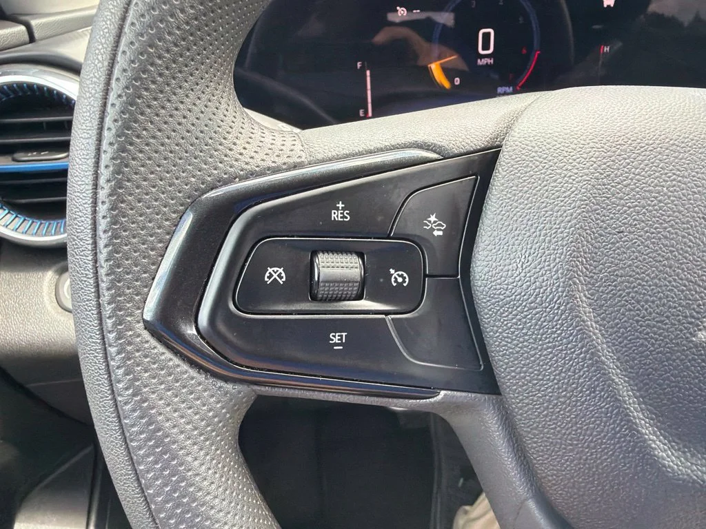 Used 2025 Summit White Chevrolet LT image 9