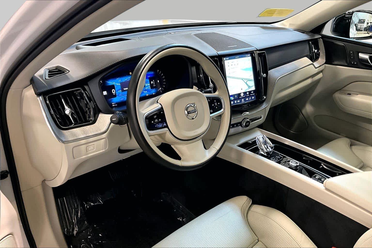Used 2023 Crystal White Metallic Volvo Ultimate Dark Theme image 17