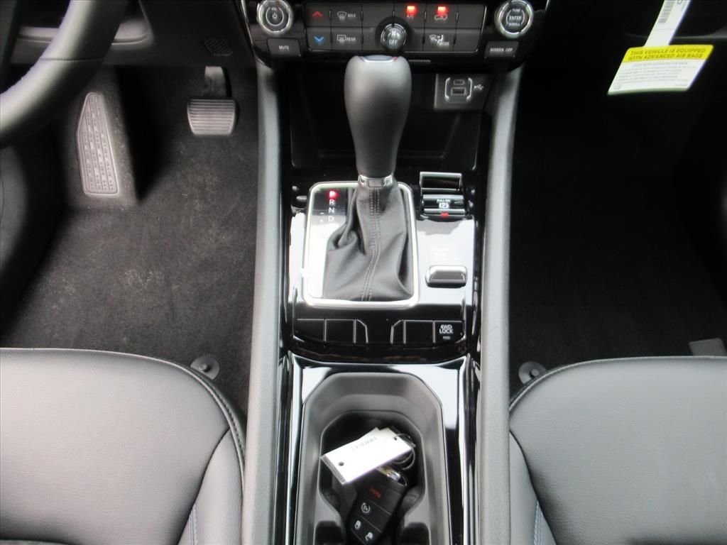 New 2026 Silver Zynith Metallic Clearcoat Jeep Latitude image 21