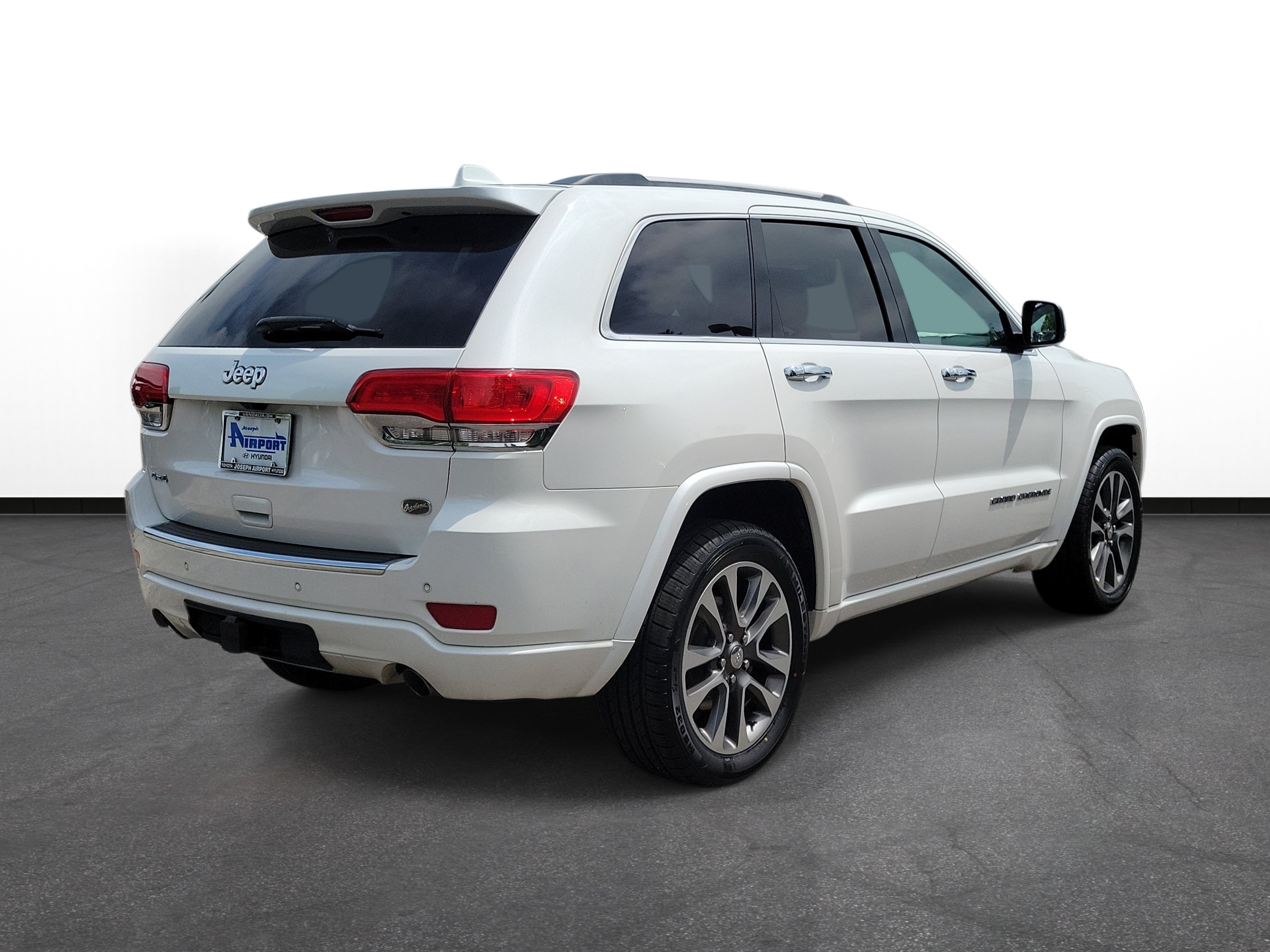Used 2018 Ivory 3-Coat Jeep Overland image 4
