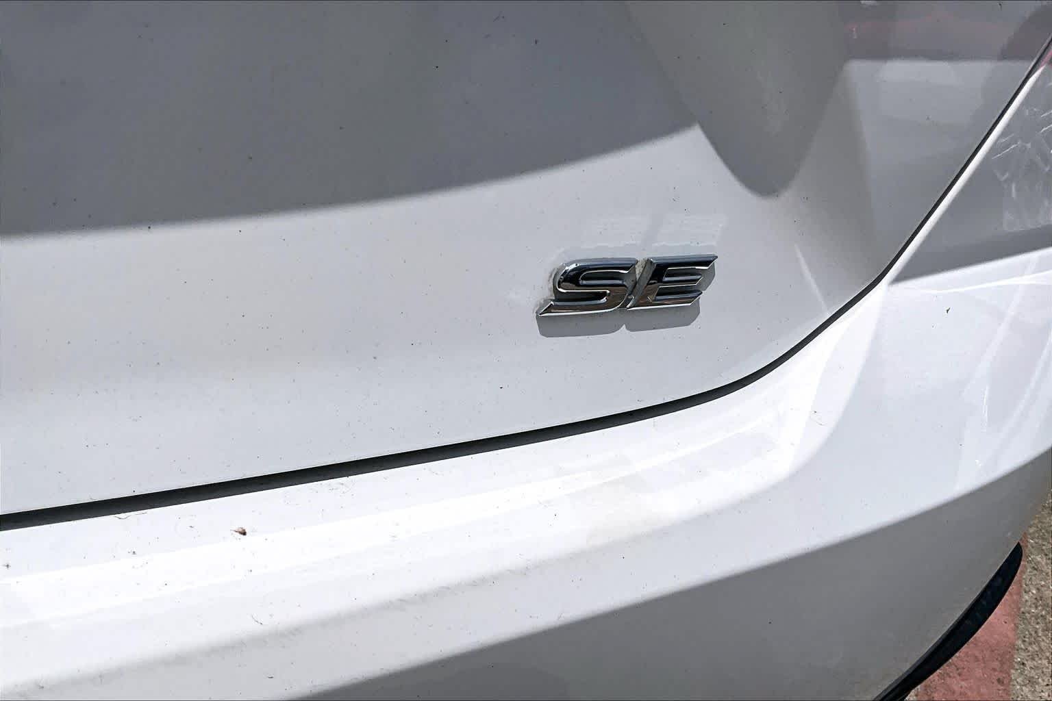Used 2025 Ice Cap Toyota SE image 10