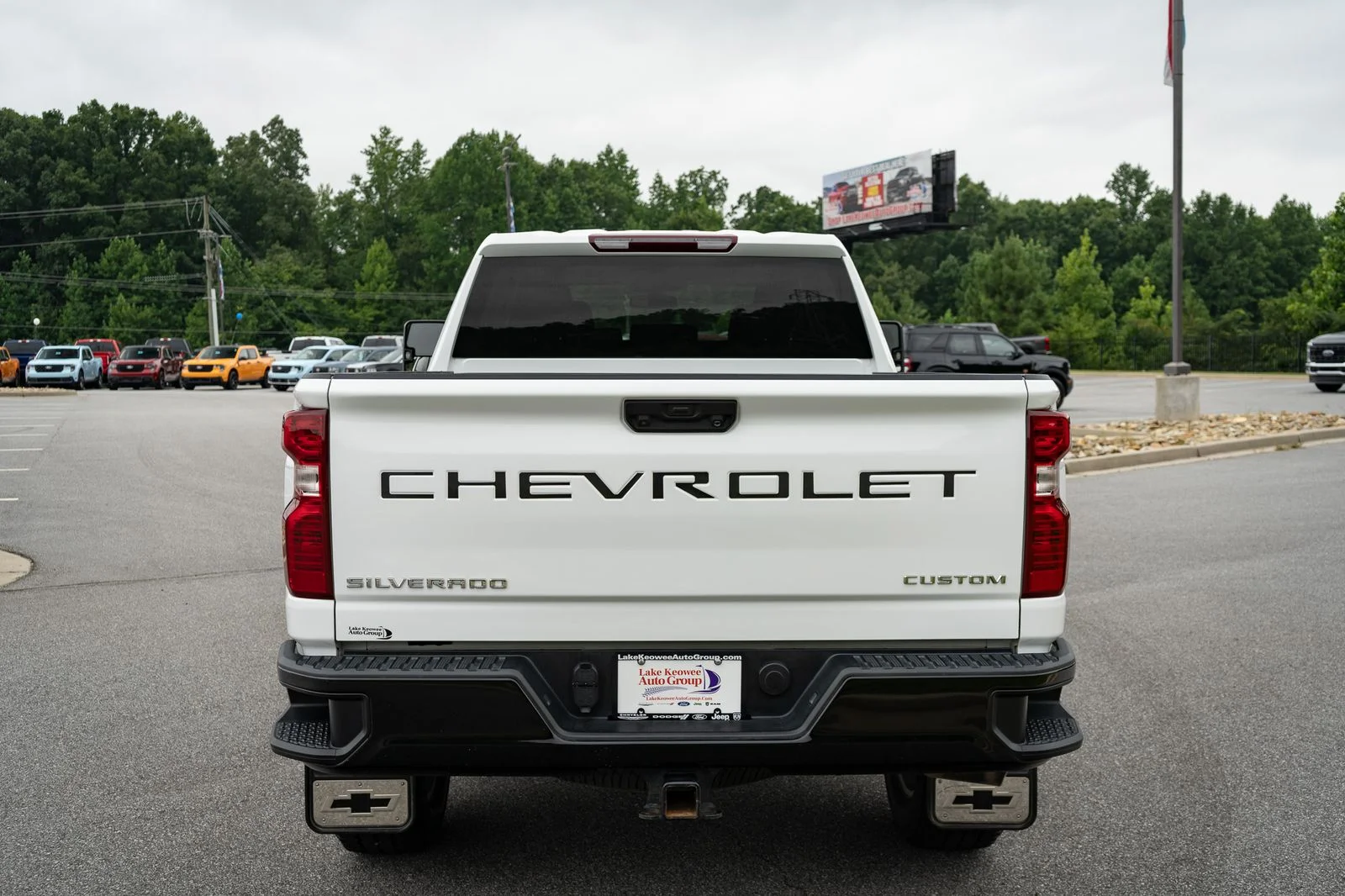 Used 2022 White Chevrolet Custom image 8