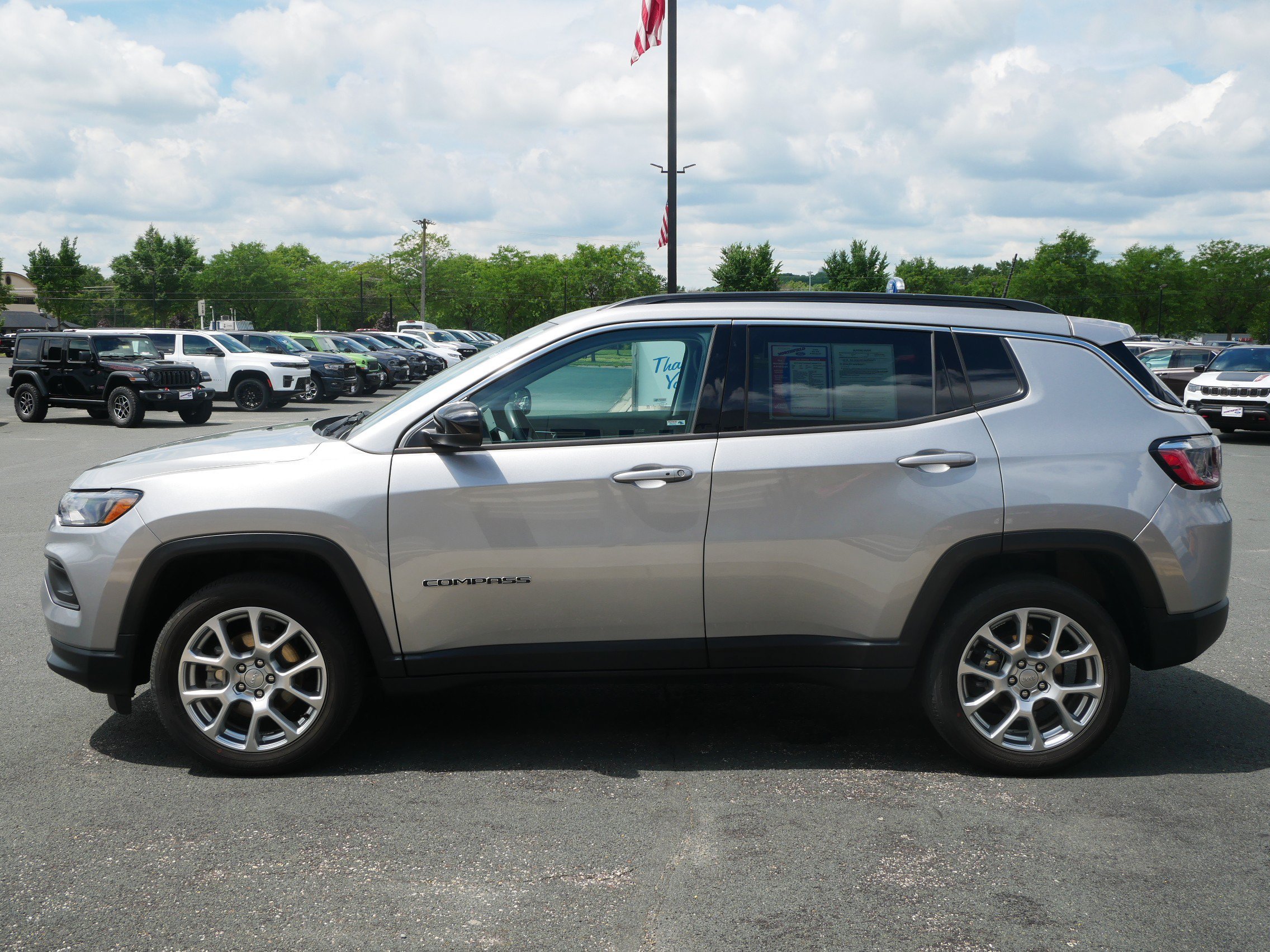 Used 2022 Billet Silver Clearcoat Metallic Jeep Latitude Lux image 5