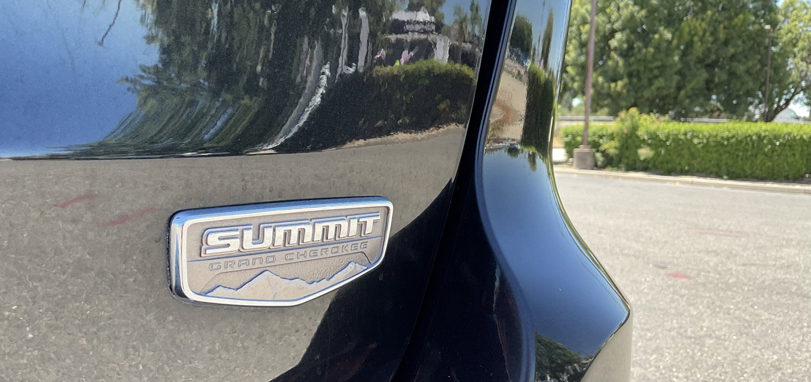 Used 2016 Brilliant Black Crystal Pearlcoat Jeep Summit image 10