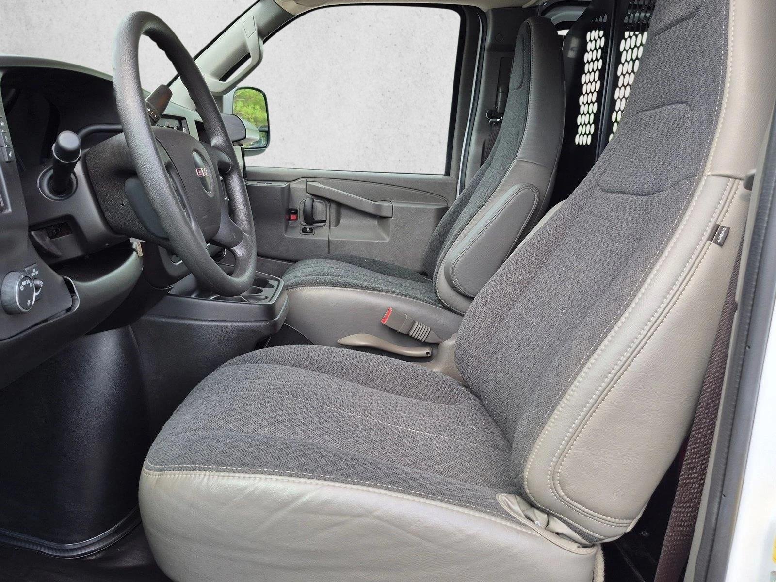 Used 2025 Summit White GMC  image 19