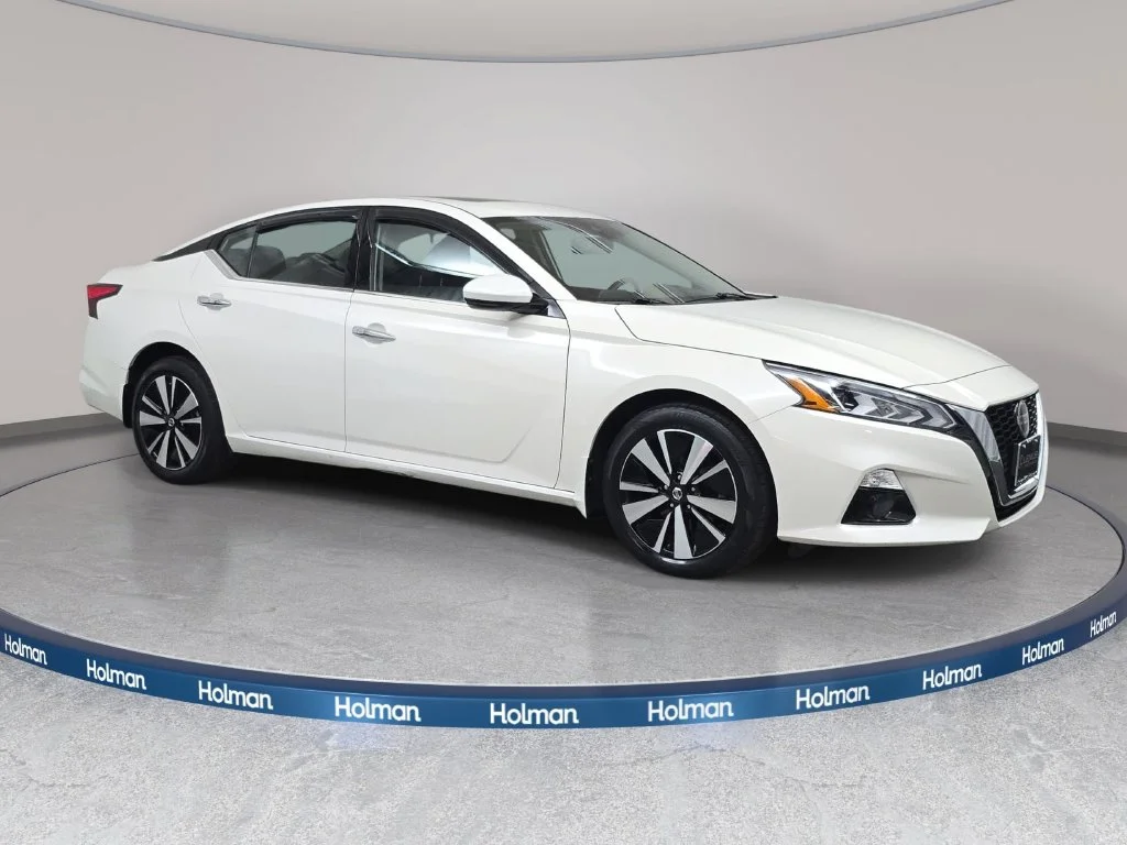 Used 2020 White Nissan 2.5 SL image 4