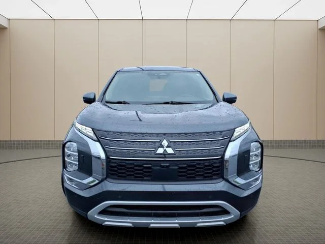 Used 2024 Black Mitsubishi SE image 4