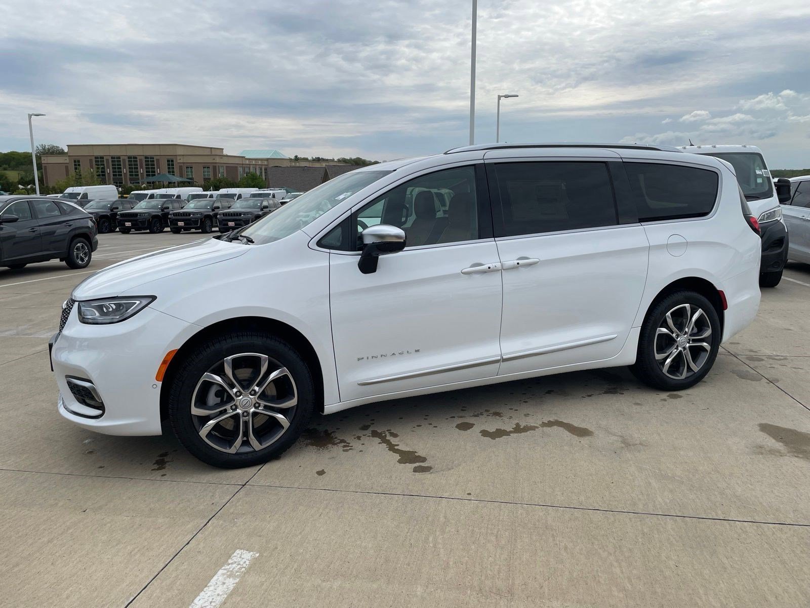 2026 Chrysler Pacifica Pinnacle AWD's photo