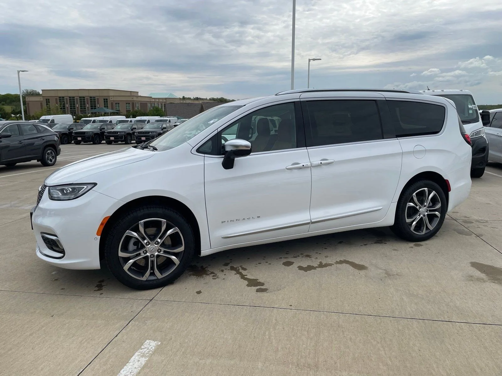 2026 Chrysler Pacifica Pinnacle AWD's photo