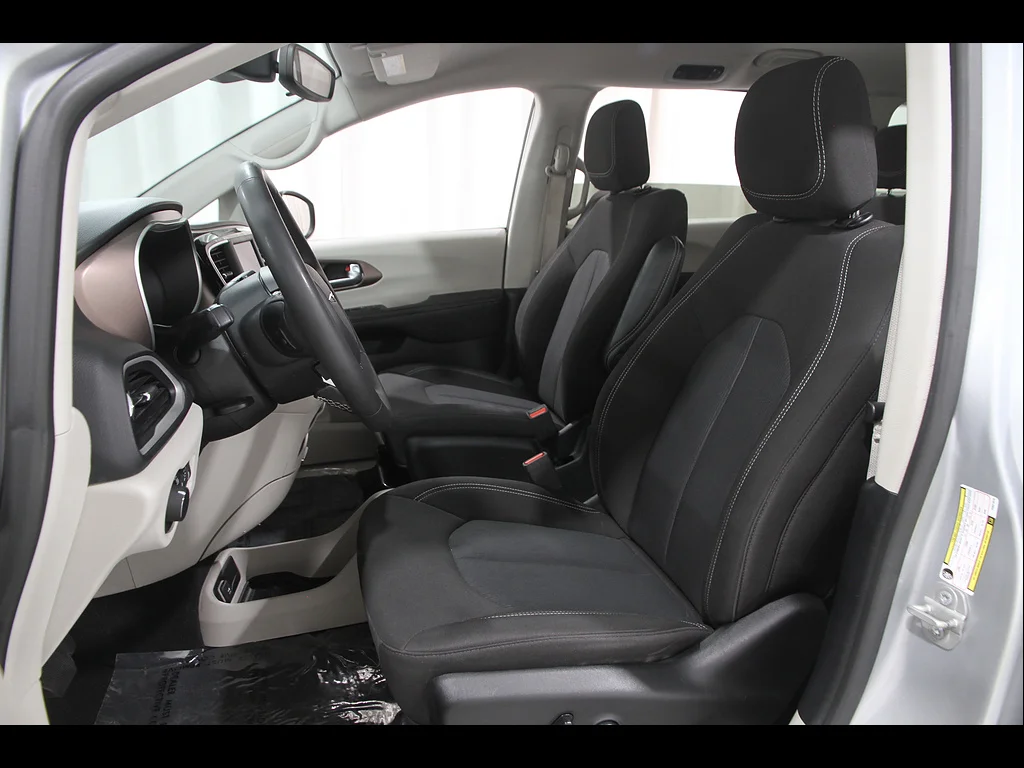 Used 2023 Silver Mist Clear Coat Chrysler LX image 5